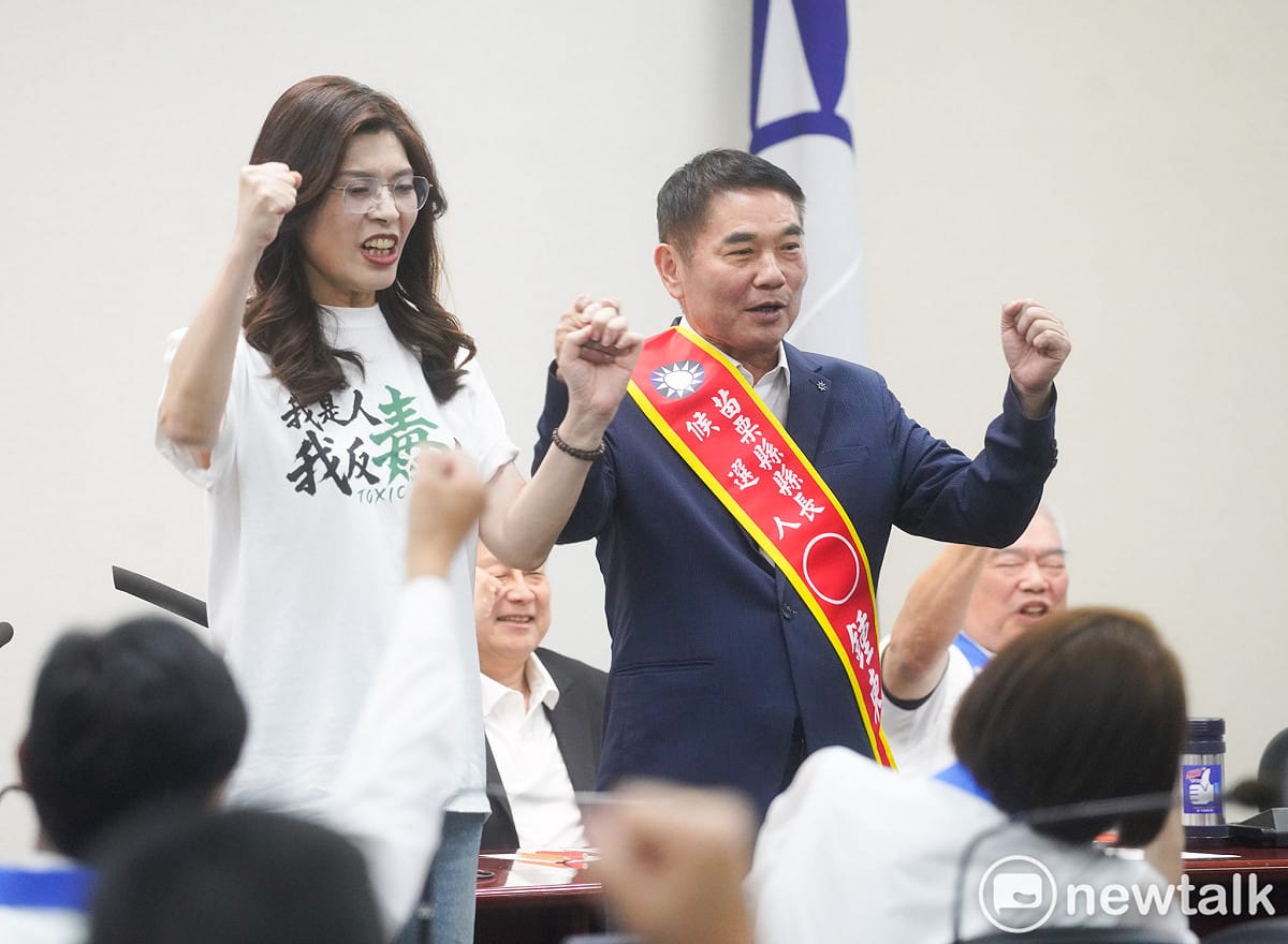 IORG報告指出，中共連結程度得分最高者為鍾東錦。圖為國民黨中常會通過提名苗栗縣長鍾東錦參選連任後，主席鄭麗文拉著鍾東錦的手高喊凍蒜。 圖：張良一/攝