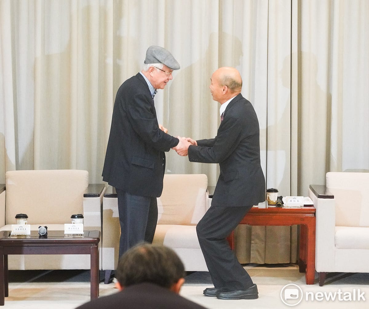 總統府秘書長潘孟安將陪同監察院正副院長、監察委員被提名人赴立法院拜會立法院長韓國瑜尋求支持。圖爲韓國瑜向監察院長被提名人陳永興握手致意。 圖：張良一/攝