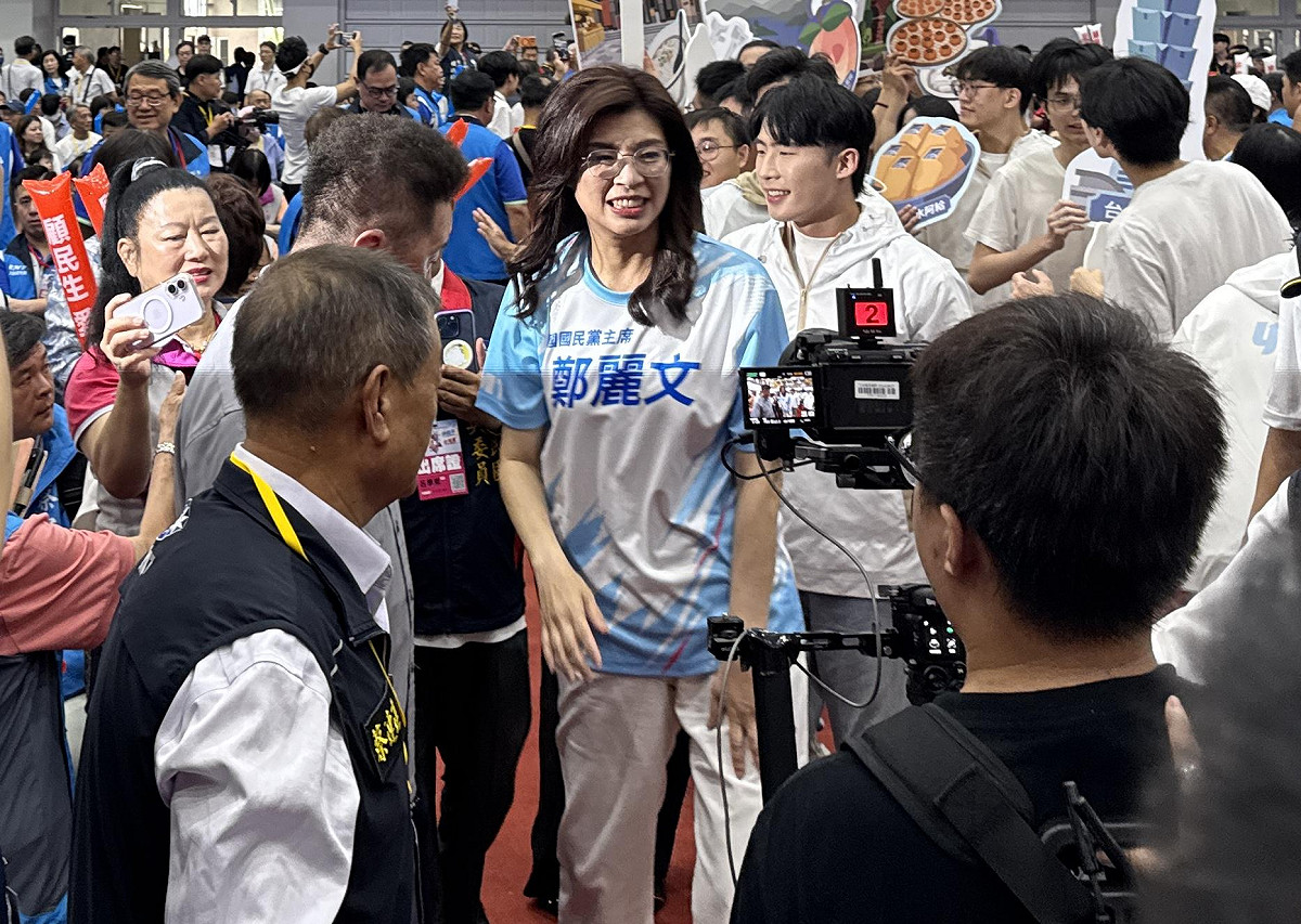 國民黨25日在成功高中禮堂舉行「第22屆第2次全國黨代表大會」，黨內要員都到齊。圖為主席鄭麗文 圖：林朝億/攝