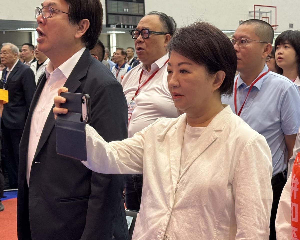國民黨25日在成功高中禮堂舉行「第22屆第2次全國黨代表大會」，黨內要員都到齊。圖為台中市長盧秀燕用手機拍照 圖：林朝億/攝
