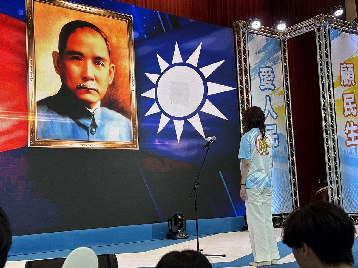 國民黨25日在成功高中禮堂舉行「第22屆第2次全國黨代表大會」，黨內要員都到齊。圖為主席鄭麗文唱國歌 圖：林朝億/攝