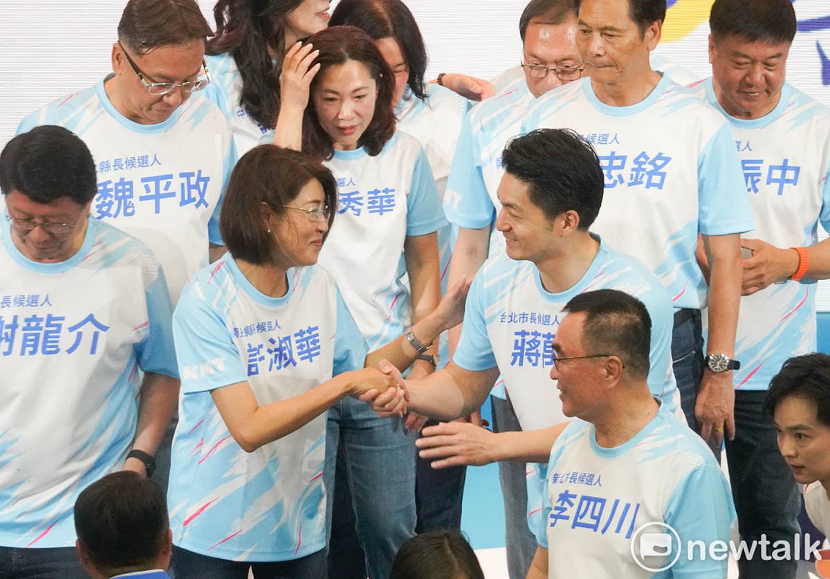 台北市長蔣萬安出席國民黨全代會時，向南投縣長許淑華等縣市長參選人握手致意。 圖：張良一/攝