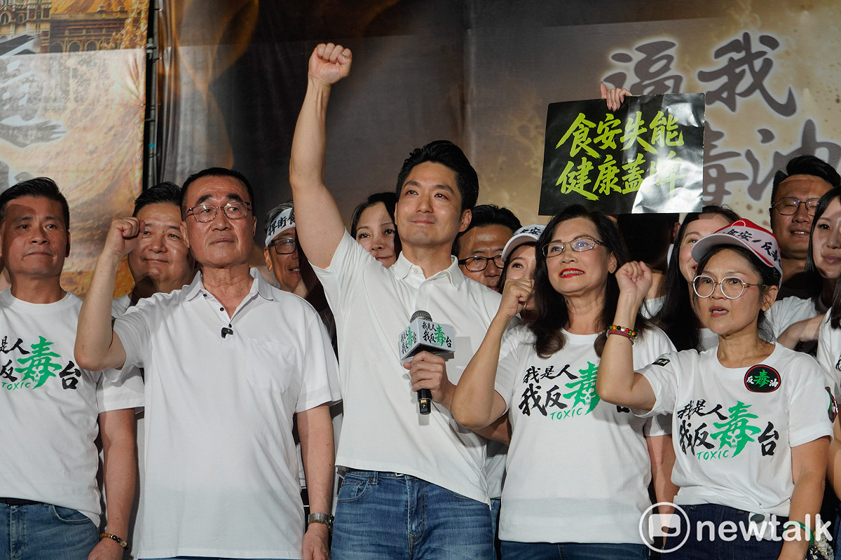 台北市長蔣萬安號召的反毒油集會，參與抗議的民眾擠爆凱道。圖為蔣萬安向民眾揮手致意。 圖：張良一 / 攝（資料照）