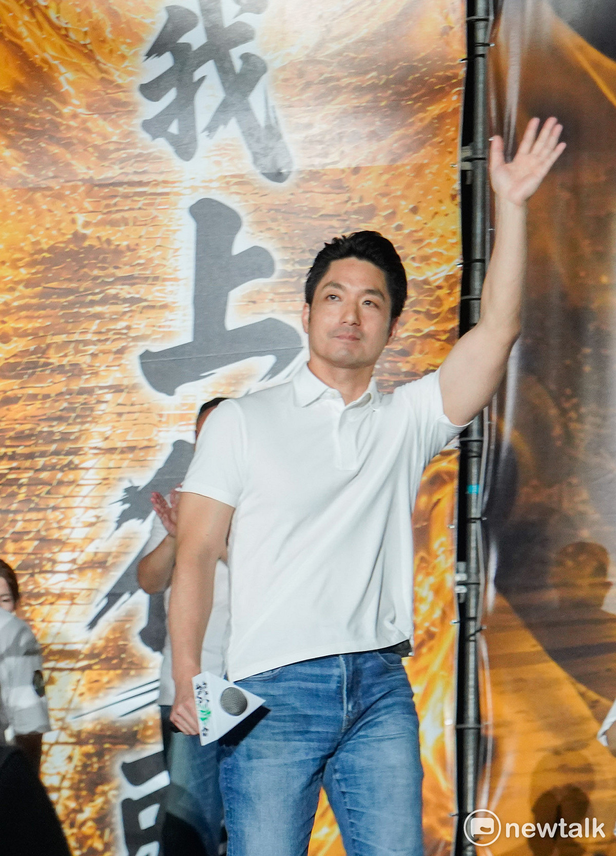 台北市長蔣萬安號召的反毒油集會，參與抗議的民眾擠爆凱道。圖為蔣萬安向民眾揮手致意。 圖：張良一/攝（資料照）