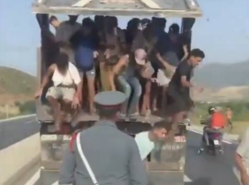 數千名軍齡男子被卡車有組織地運送至休達邊境，其中多數是剛獲摩洛哥國王赦免釋放的罪犯，現場甚至有摩洛哥軍官協助引導，顯示一切皆由摩洛哥政府在幕後協調。 圖：翻攝自 X Dr. Maalouf