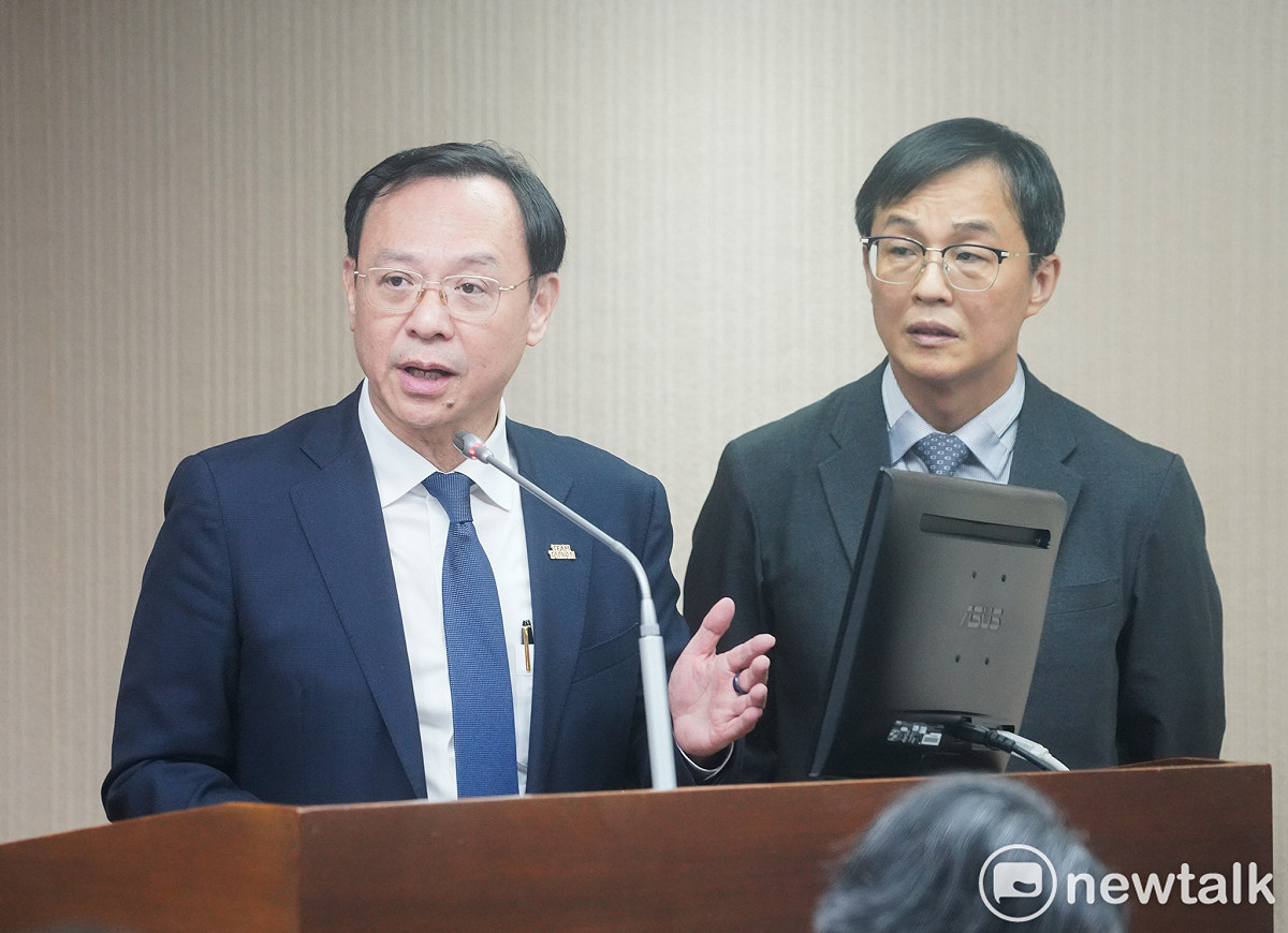 衛福部長石崇良、食藥署長姜至剛（右）在立院社福及衛環委員會備詢，石崇良表示對指控與抹黑感到痛心，今（5）日將公開完整會議記錄。 圖：張良一/攝