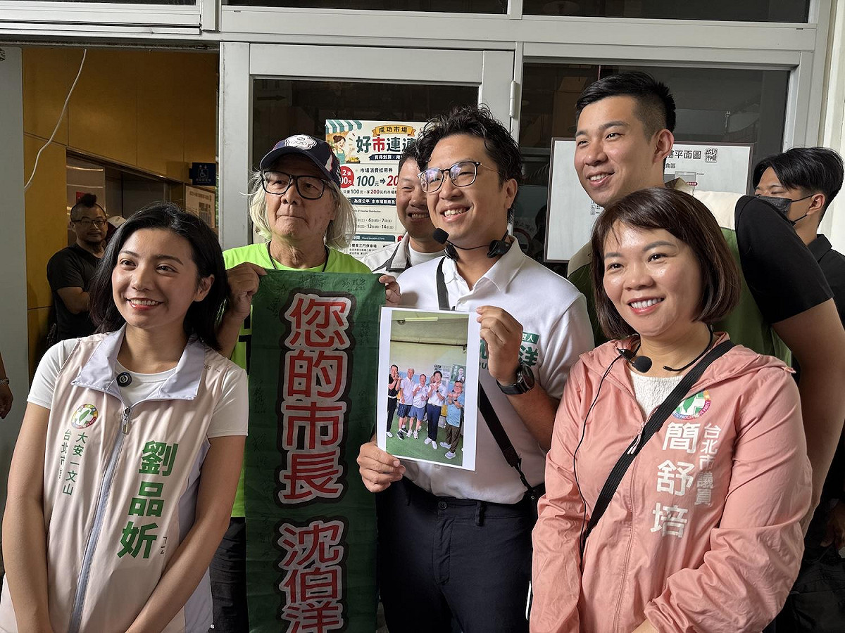 民進黨台北市長候選人沈伯洋8日前往台北市成功市場拜票 圖：林朝億/攝