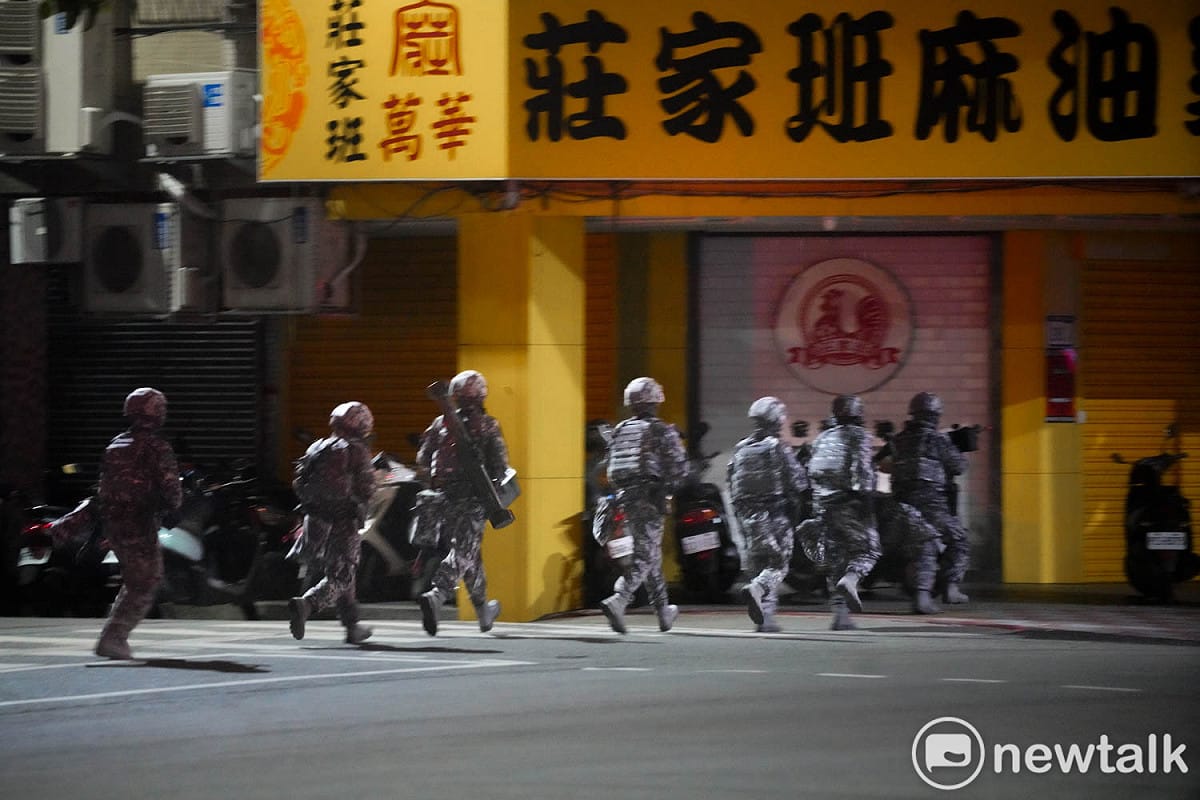 憲兵在國軍漢光42號演習，在台北市光復橋頭進行光復橋樑守備作戰演練，模擬假想敵從板橋方向經由光復橋欲進攻台北政經中樞，憲兵在光復橋架設阻絕設施，並徵用民間遊覽車阻絕敵軍。此外，憲兵也在橋下架設多重阻絕設施，並以雲豹甲車火力還擊，現場槍聲火炮聲四起，場面相當逼真。 圖：張良一/攝