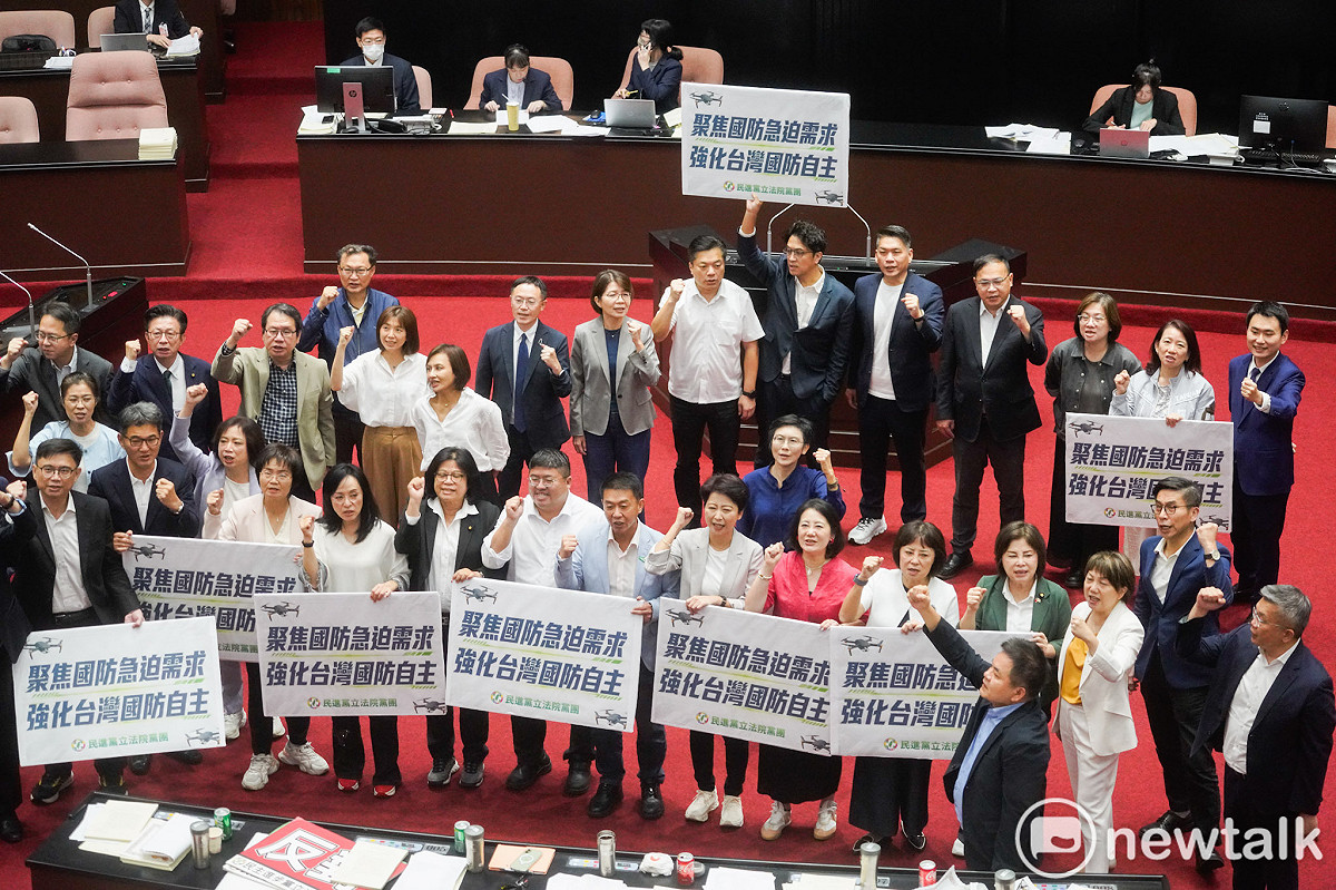 民進黨立委在立法院院會三讀通過強化國防自主及無人載具產業發展條例草案後舉牌合影。 圖：張良一/攝