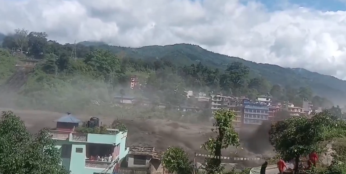 尼泊爾當局指出，該堰塞湖的蓄水量已突破 250 萬立方公尺，隨後溢入波特科西河。 圖：翻攝自 X @MrPew