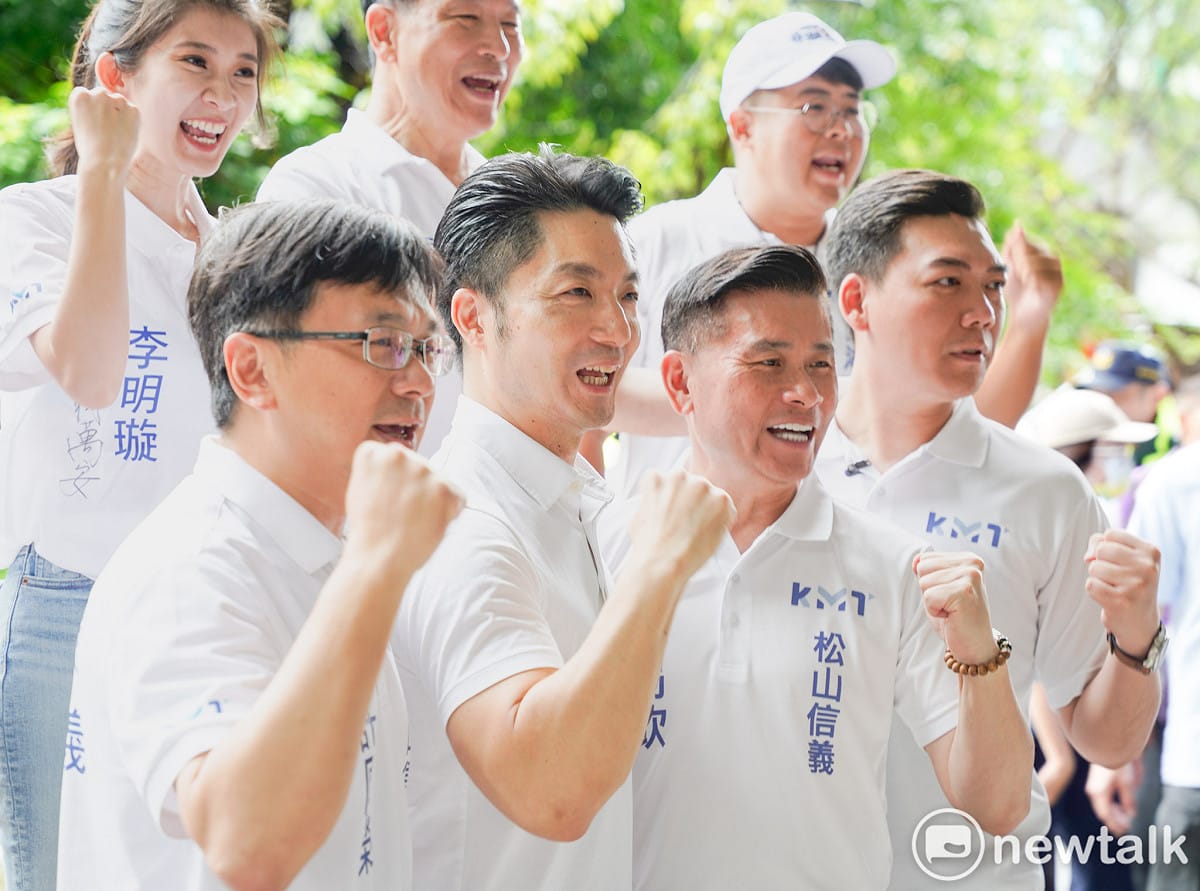 台北市長蔣萬安陪同國民黨籍台北市議員參選人到北市選委會登記參選。 圖：張良一/攝