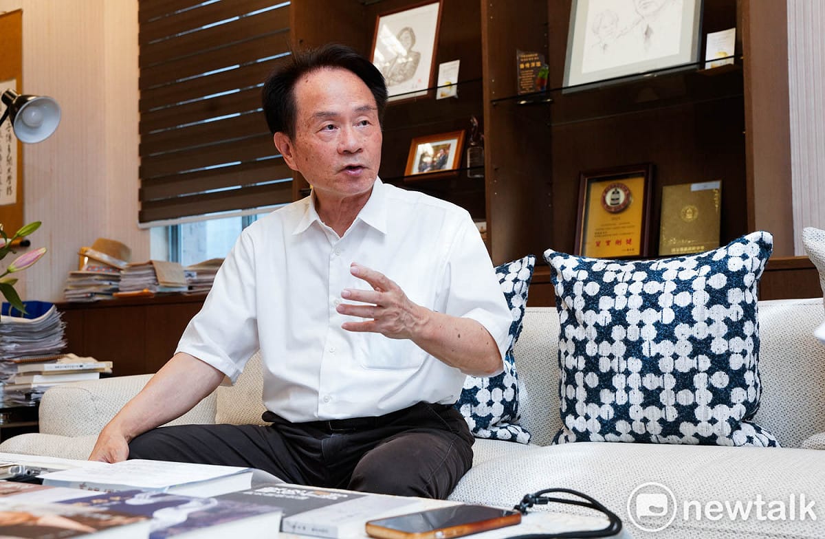 國史館館長陳儀深接受新頭殼專訪，「轉型正義不能只看個別線民責任，更要追問威權體制如何透過情治系統操控人性、製造受害者彼此監控」。 圖：張良一/攝
