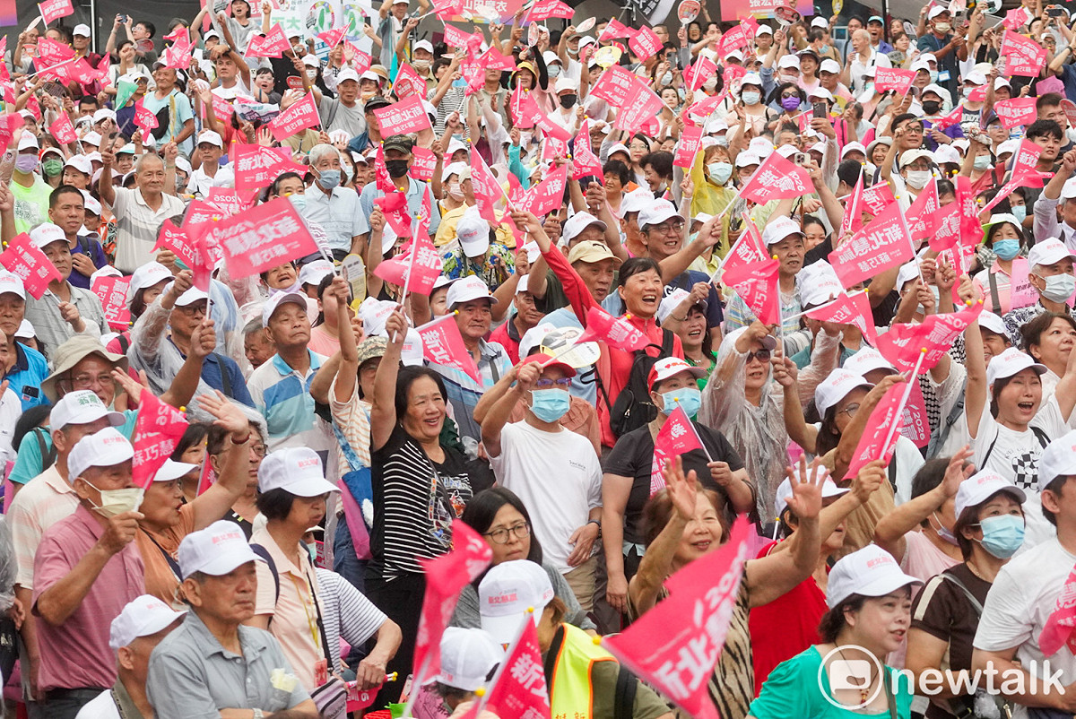 民進黨新北市長參選人蘇巧慧今在板橋舉辦競選總部成立大會，總統賴清德、前總統蔡英文現身為蘇巧慧站台拉抬聲勢，場面熱烈。 圖：張良一/攝