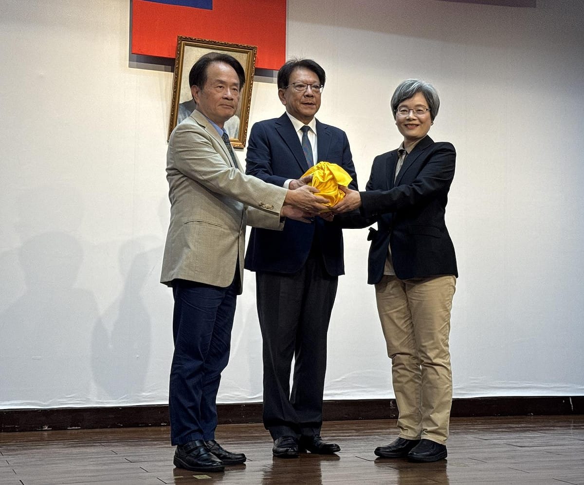 卸任國史館長陳儀深、總統府秘書長潘孟安及新任館長陳翠蓮(由右至左） 圖：林朝億/攝