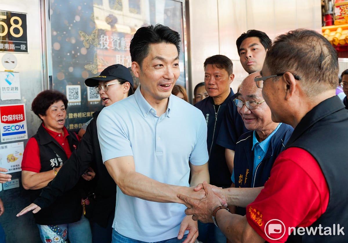 台北市長蔣萬安前往臺灣省城隍廟出席2026北台灣媽祖文化節－金面媽祖回鑾安座，並向現場信眾握手致意。 圖：張良一/攝
