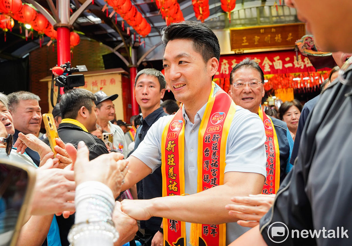 台北市長蔣萬安前往臺灣省城隍廟出席2026北台灣媽祖文化節－金面媽祖回鑾安座，並向現場信眾握手致意。 圖：張良一/攝