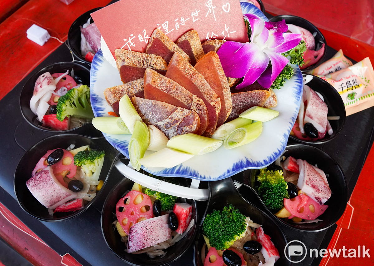 台南鍘美藝術節今(20)日首度開辦桌，盛昌外燴掌廚，佛跳牆、帝王蟹、龍蝦三明治等菜色曝光。 圖：張良一/攝