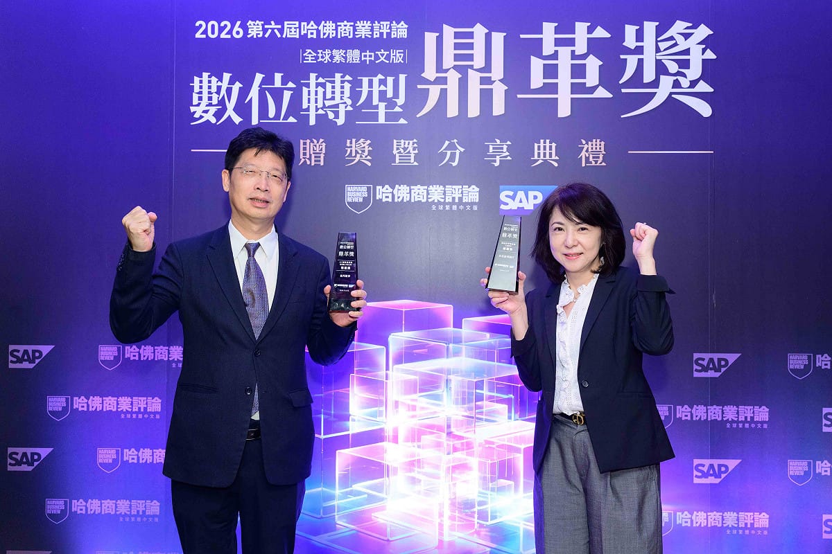 《哈佛商業評論》2026數位轉型鼎革獎揭曉，富邦證券榮獲「AI創新應用獎-楷模獎」，台北富邦銀行也獲得「智慧管理轉型獎-績優獎」肯定，分別由富邦證券執副蘇鐘淦(左)、北富銀副總蔡政汝出席領獎。 圖：富邦金控／提供