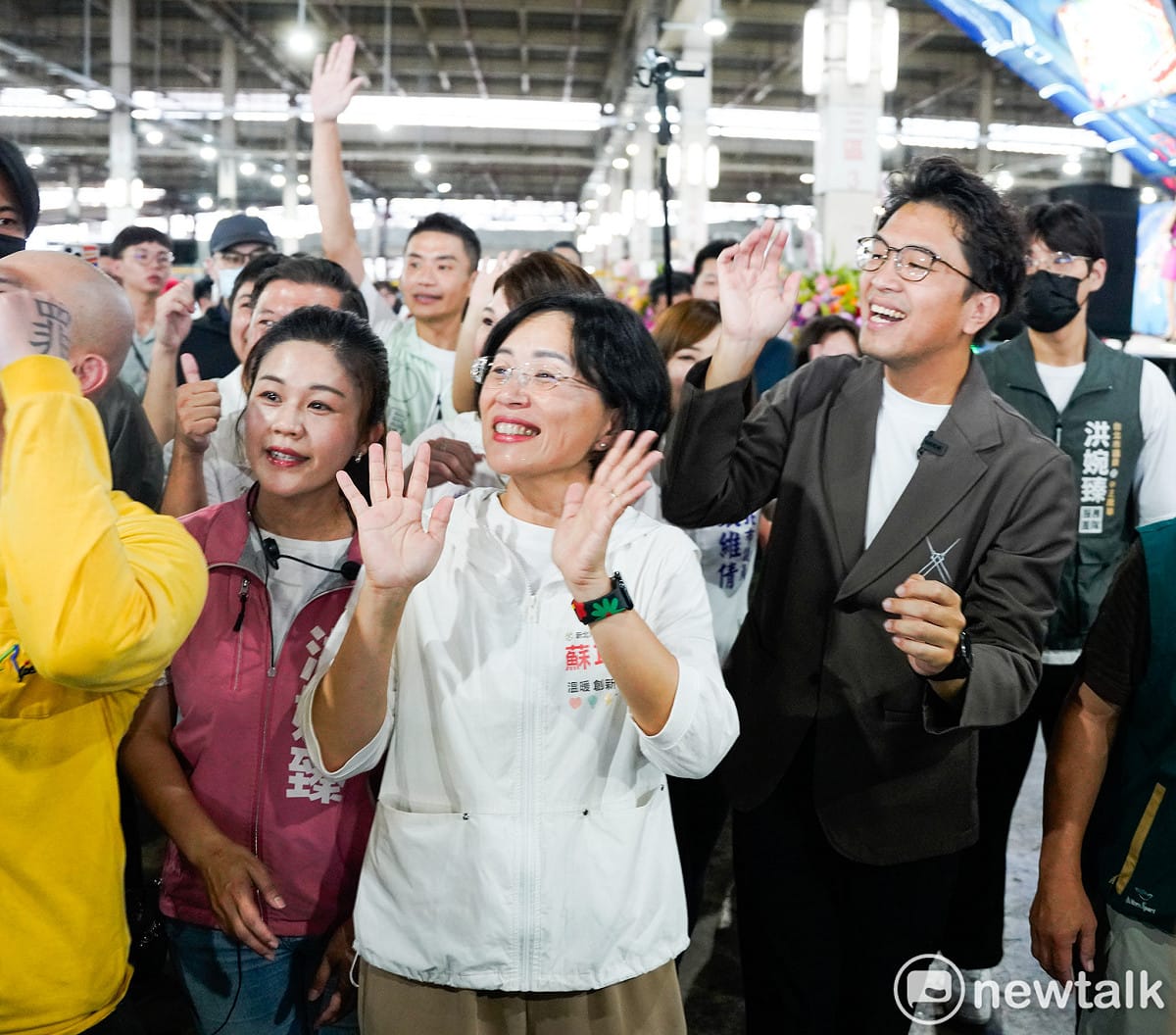 位在台北農產第一拍賣市場內的 興德宮舉行36週年宮慶及平安宴，民進黨台北市長參選人沈伯洋、新北市長參選人蘇巧慧向福德正神上香，並向信眾攤商拜票。 資料照：張良一/攝