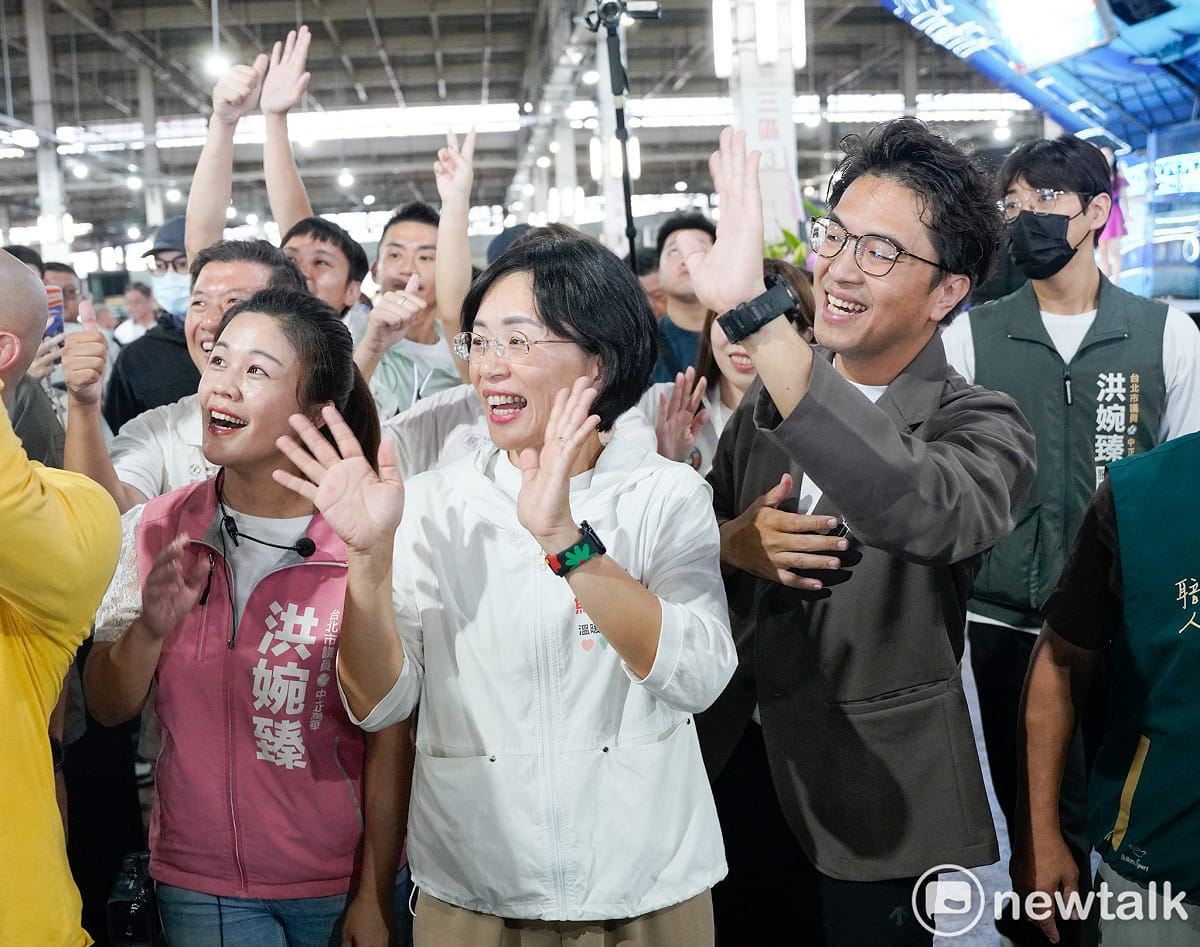 位在台北農產第一拍賣市場內的 興德宮今舉行36週年宮慶及平安宴，民進黨台北市長參選人沈伯洋、新北市長參選人蘇巧慧向福德正神上香，並向信眾攤商拜票。 圖：張良一/攝