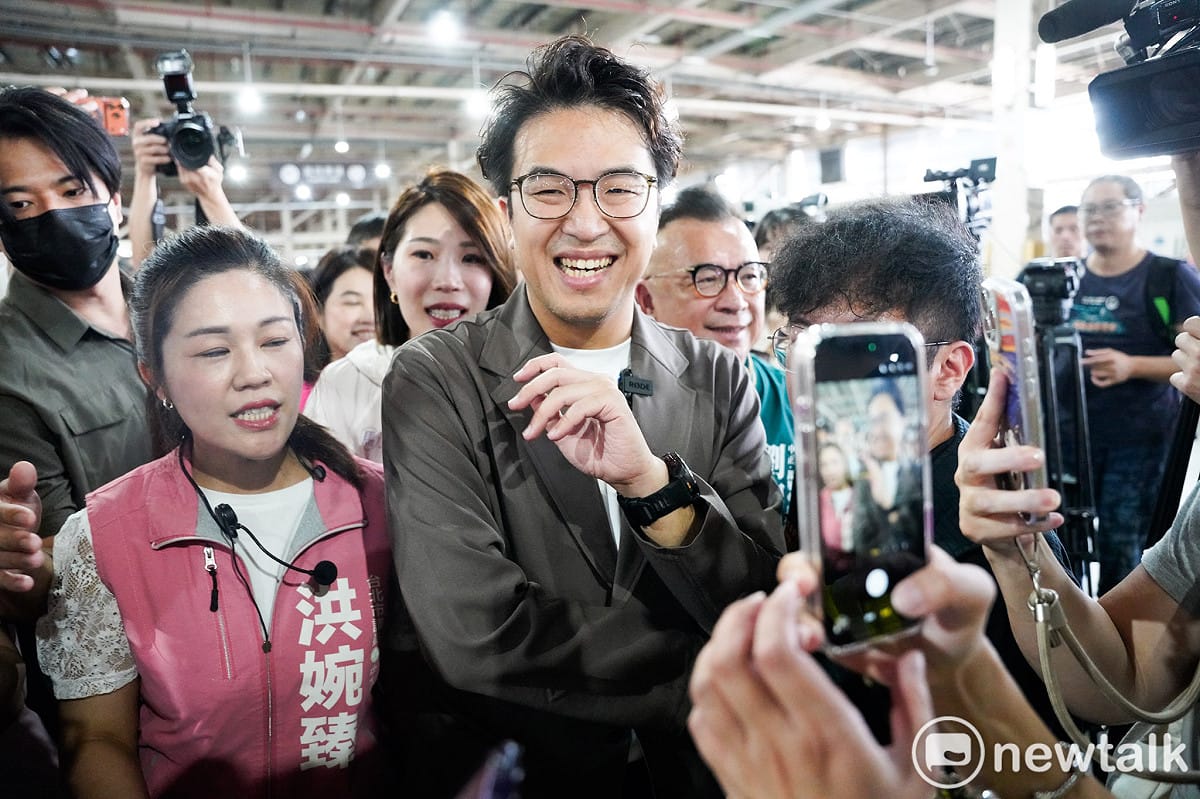 位在台北農產第一拍賣市場內的 興德宮今舉行36週年宮慶及平安宴，民進黨台北市長參選人沈伯洋、新北市長參選人蘇巧慧向福德正神上香，並向信眾攤商拜票。 圖：張良一/攝