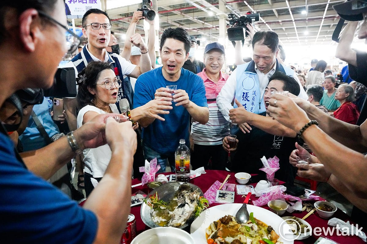 位在台北農產第一拍賣市場內的 興德宮今舉行36週年宮慶及平安宴，民進黨台北市長參選人沈伯洋、台北市長蔣萬安向福德正神上香，並向信眾攤商拜票。 圖：張良一/攝