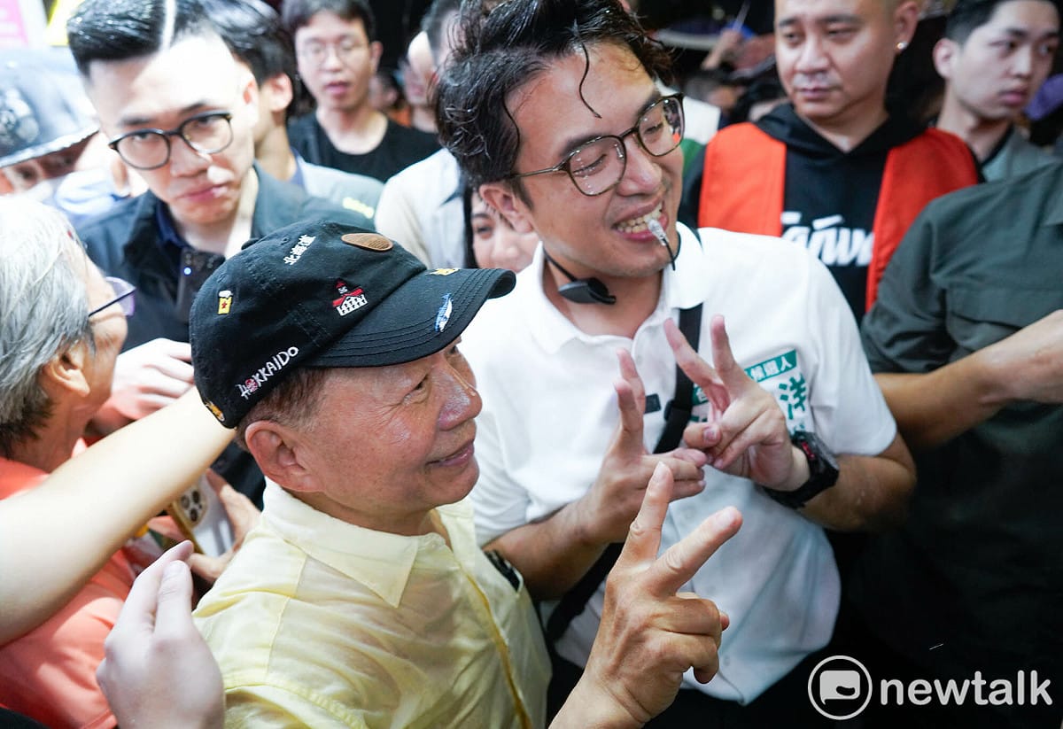 民進黨台北市長參選人沈伯洋晚間冒著大雨在師大夜市掃街，大批支持者也高喊：『台北的市長沈伯洋』、『沈伯洋凍蒜』口號為沈伯洋加油打氣。圖為沈伯洋和師大商圈的水準書店老闆曾大福合影。 圖：張良一/攝