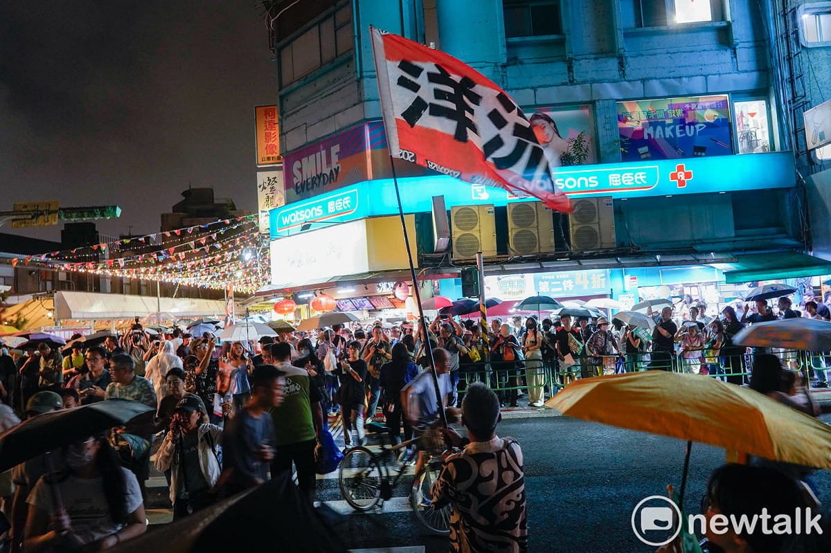 民進黨台北市長參選人沈伯洋晚間冒著大雨在師大夜市掃街，大批支持者也高喊：『台北的市長沈伯洋』、『沈伯洋凍蒜』口號為沈伯洋加油打氣。 圖：張良一/攝