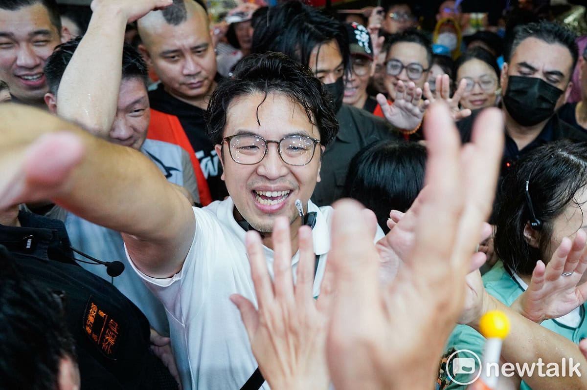 民進黨台北市長參選人沈伯洋晚間冒著大雨在師大夜市掃街，大批支持者也高喊：『台北的市長沈伯洋』、『沈伯洋凍蒜』口號為沈伯洋加油打氣。 圖：張良一/攝