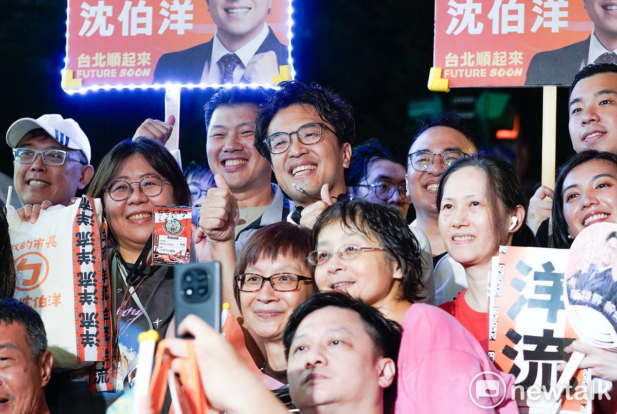 民進黨台北市長參選人沈伯洋晚間冒著大雨在師大夜市掃街，大批支持者也高喊：『台北的市長沈伯洋』、『沈伯洋凍蒜』口號為沈伯洋加油打氣。 圖：張良一/攝