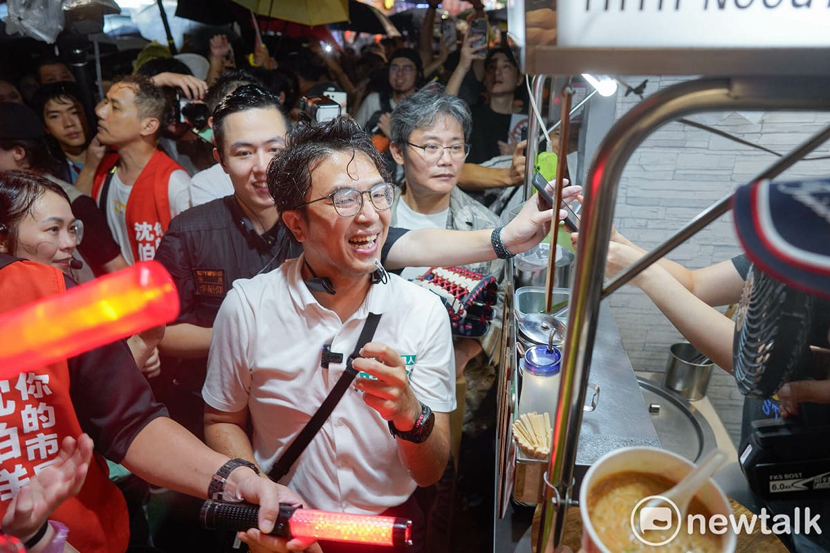 民進黨台北市長參選人沈伯洋晚間冒著大雨在師大夜市掃街，大批支持者也高喊：『台北的市長沈伯洋』、『沈伯洋凍蒜』口號為沈伯洋加油打氣。 圖：張良一/攝