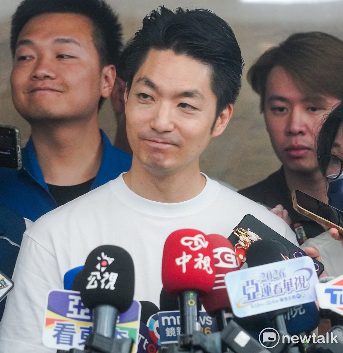 蔣萬安競辦要求沈伯洋說要發放哪些種類的毒品。 圖：張良一/攝