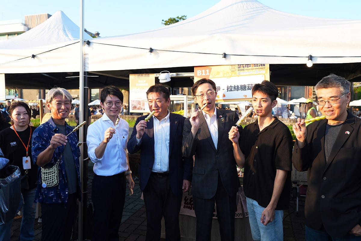 木村敬（右三）走訪青年局輔導品牌「絲果伊－拉絲糖葫蘆」，品嚐牽絲糖葫蘆的甜蜜滋味。 圖：高雄市政府青年局　提供