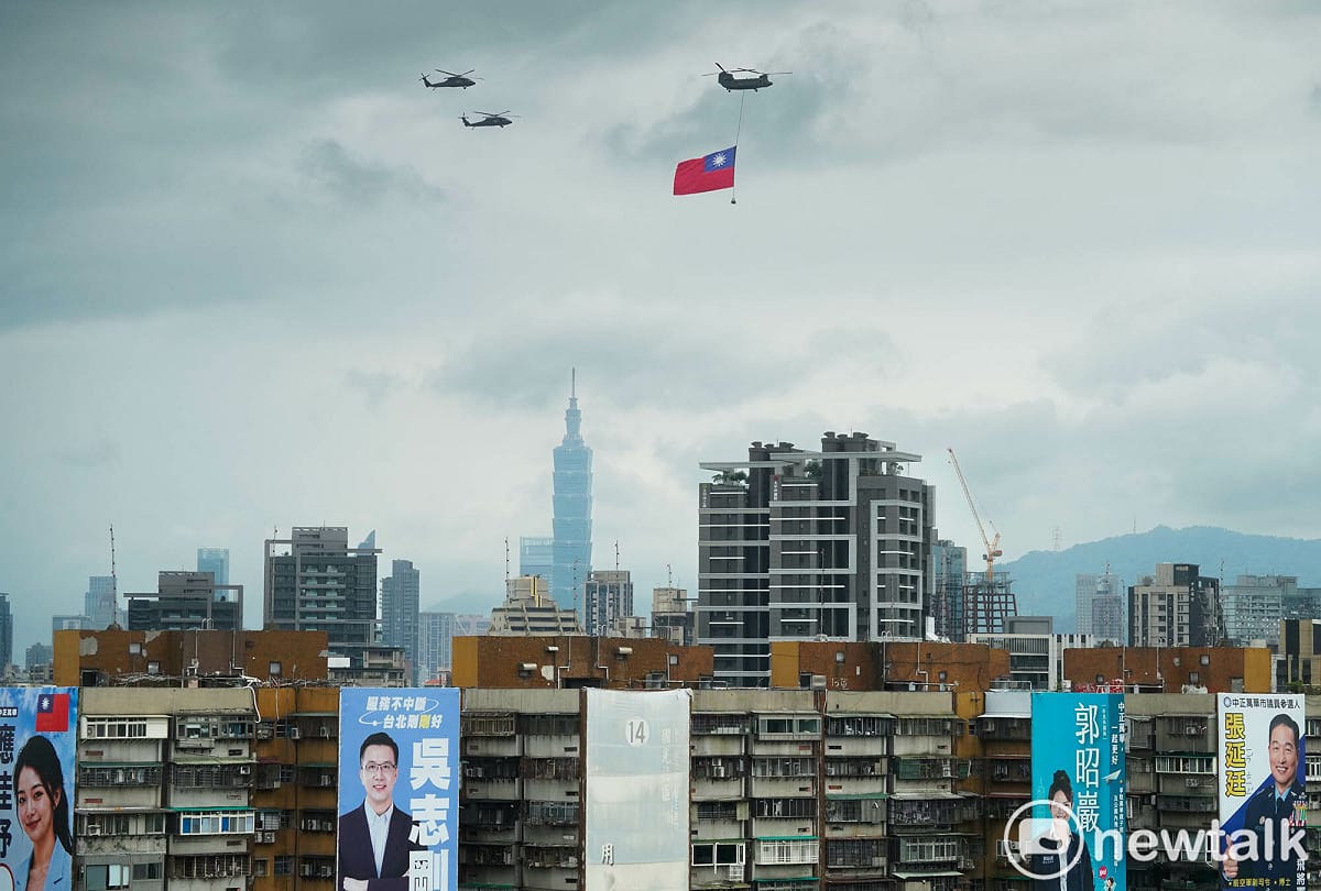 陸軍CH-47D直升機吊掛巨幅國旗、 UH-60M黑鷹直升機組成的國旗機隊在115年國慶預演時，通過台北市上空。 圖：張良一/攝