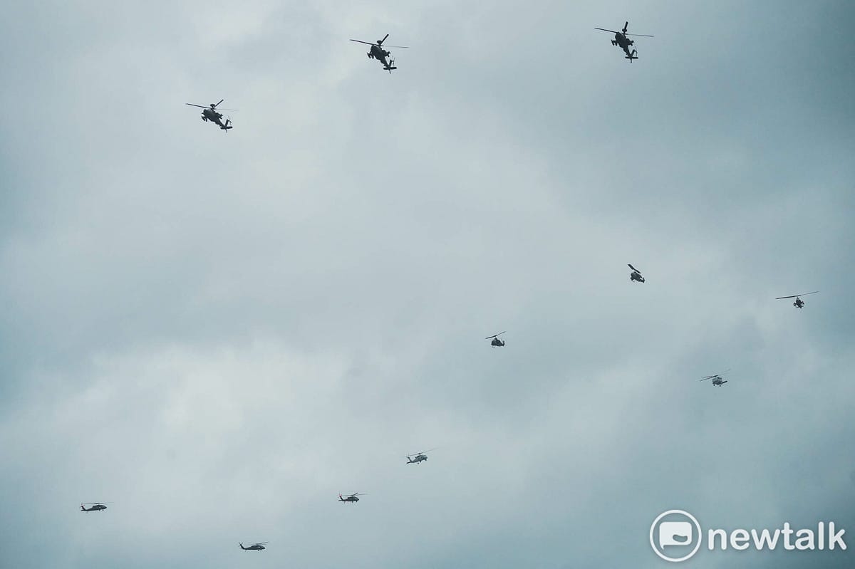 陸軍AH-64E攻擊直升機、 AH-1W 攻擊直升機、UH-60M黑鷹直升機和海軍 S-70C反潛直升機在115年國慶預演時，編隊通過台北市上空。 圖：張良一/攝