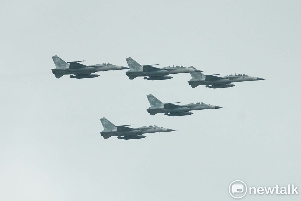 空軍經國號戰鬥機在115年國慶預演時，以5機大雁隊形編隊通過台北市上空。 圖：張良一/攝