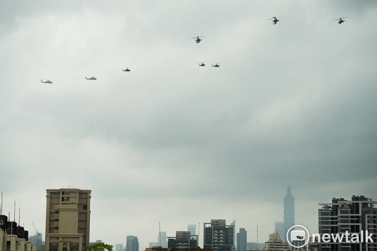 陸軍AH-64E攻擊直升機、 AH-1W 攻擊直升機、UH-60M黑鷹直升機和海軍 S-70C反潛直升機在115年國慶預演時，編隊通過台北市上空。 圖：張良一/攝