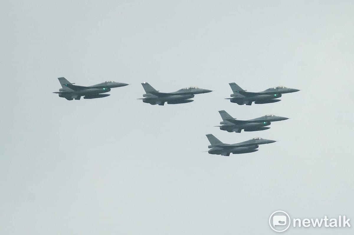 空軍F-16V戰鬥機在115年國慶預演時，以5機大雁隊形編隊通過台北市上空。 圖：張良一/攝