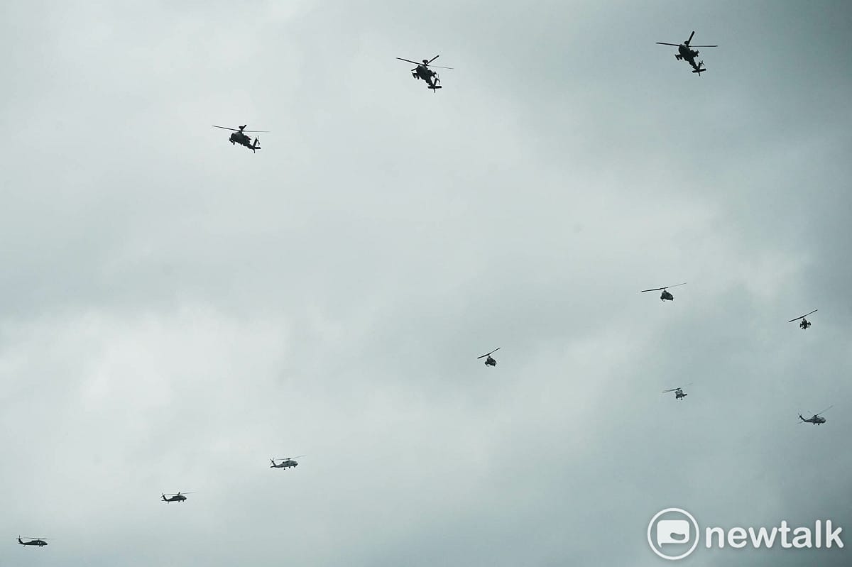 陸軍AH-64E攻擊直升機、 AH-1W 攻擊直升機、UH-60M黑鷹直升機和海軍 S-70C反潛直升機在115年國慶預演時，編隊通過台北市上空。 圖：張良一/攝