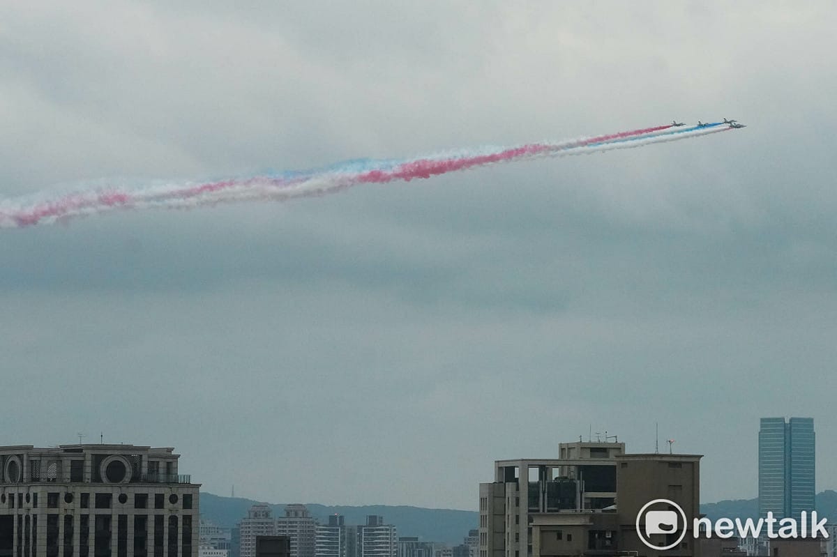 空軍雷虎小組戰在115年國慶預演時，以5機大雁隊形編隊通過台北市上空。 圖：張良一/攝