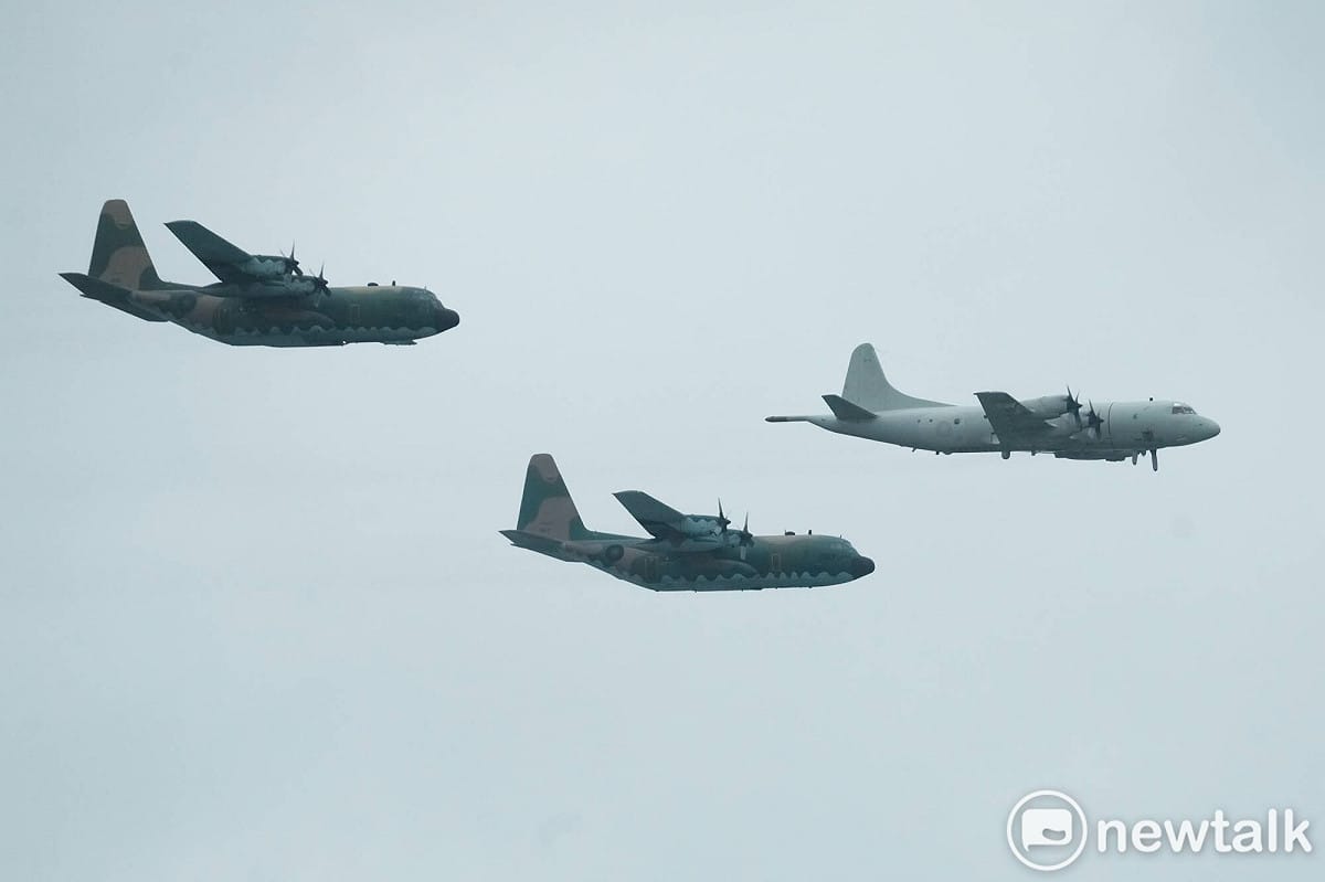 空軍C-130H運輸機和 P-3C反潛機在115年國慶預演時，編隊通過台北市上空。 圖：張良一/攝