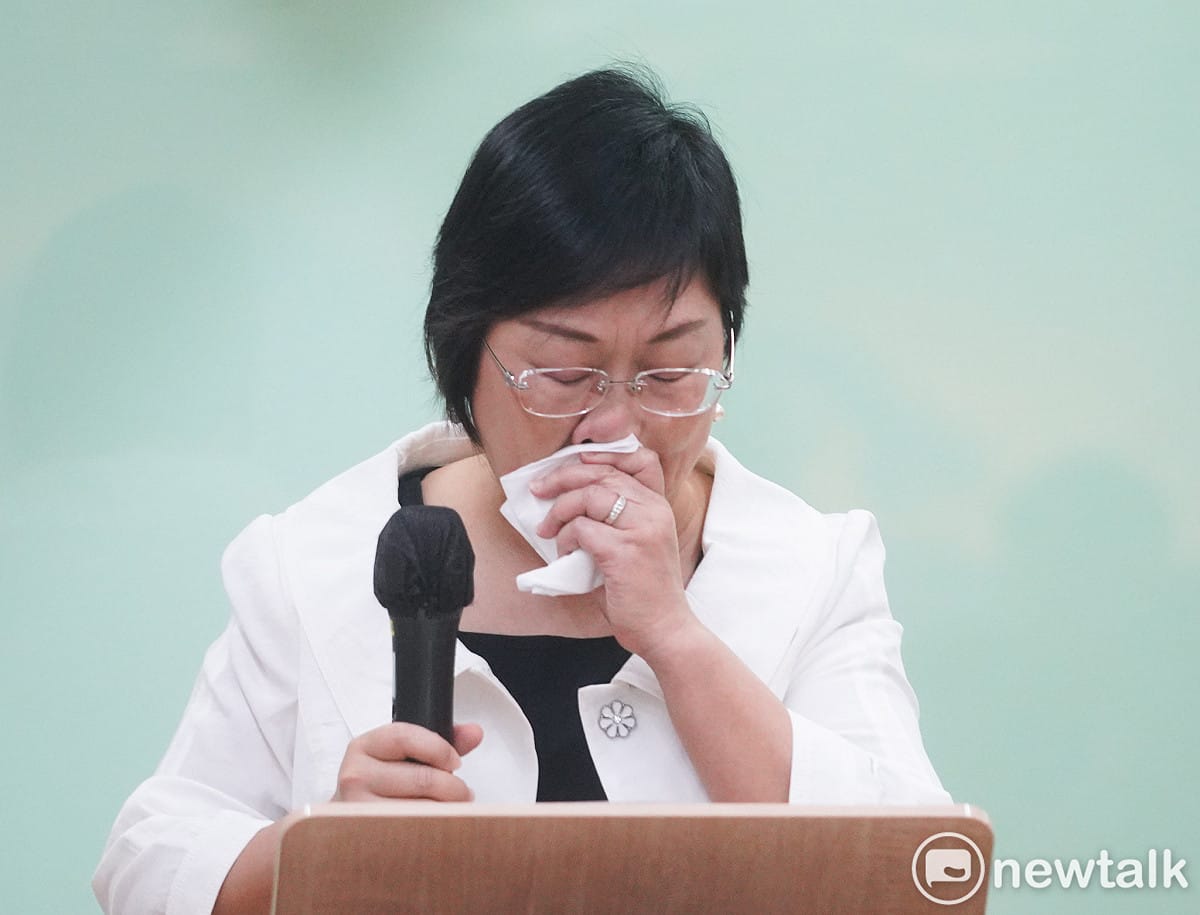 僑委會委員長徐佳青針對個人爭議，宣布自請行政及司法調查，並語帶哽咽宣布請辭委員長一職。 圖：張良一/攝