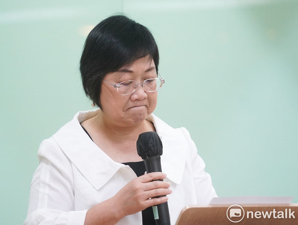 僑委會委員長徐佳青針對個人爭議，宣布自請行政及司法調查，並語帶哽咽宣布請辭委員長一職。 圖：張良一 / 攝