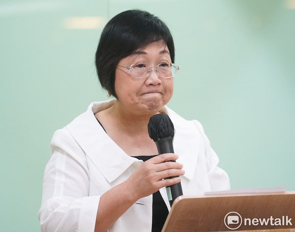 僑委會委員長徐佳青針對個人爭議，宣布自請行政及司法調查，並語帶哽咽宣布請辭委員長一職。 圖：張良一/攝