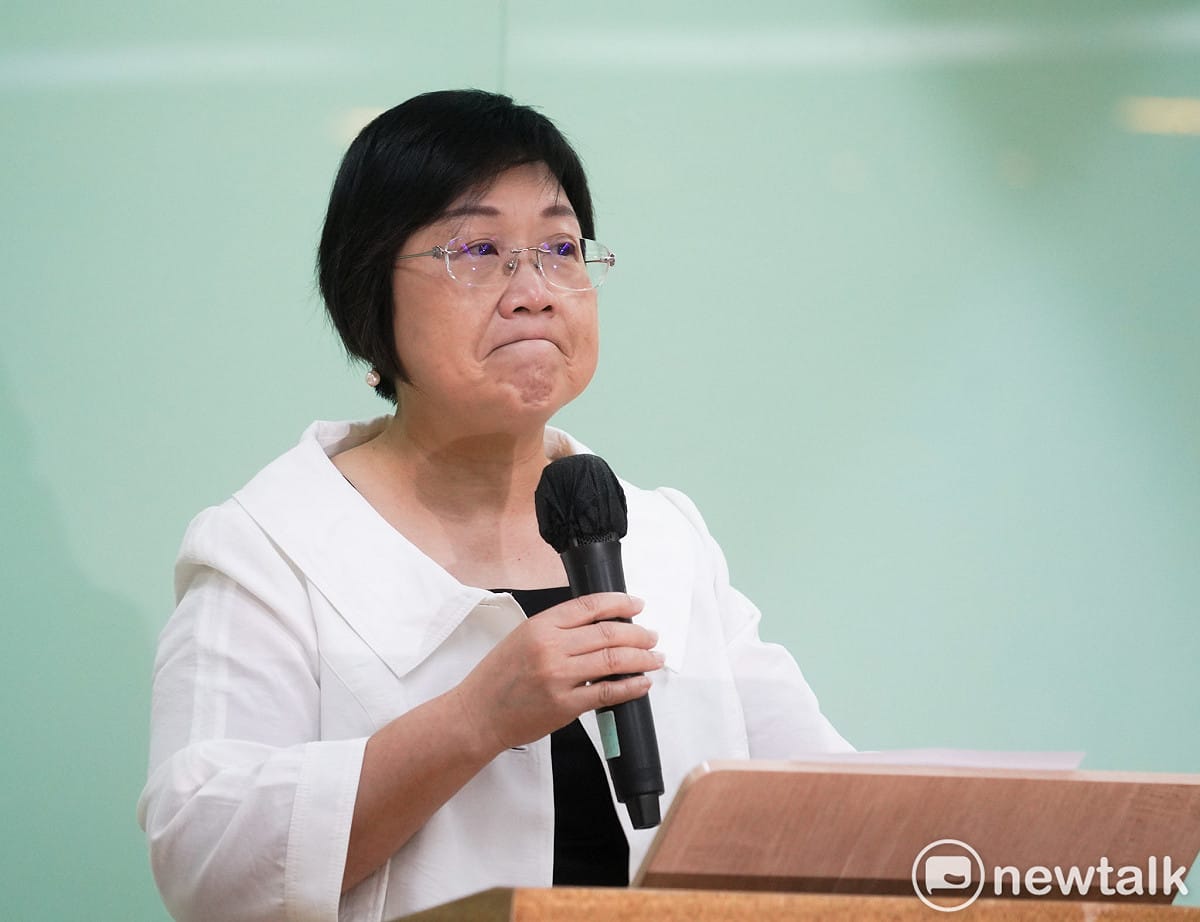 僑委會委員長徐佳青今(7)日針對個人爭議，宣布自請行政及司法調查，並語帶哽咽宣布請辭委員長一職。 圖：張良一/攝