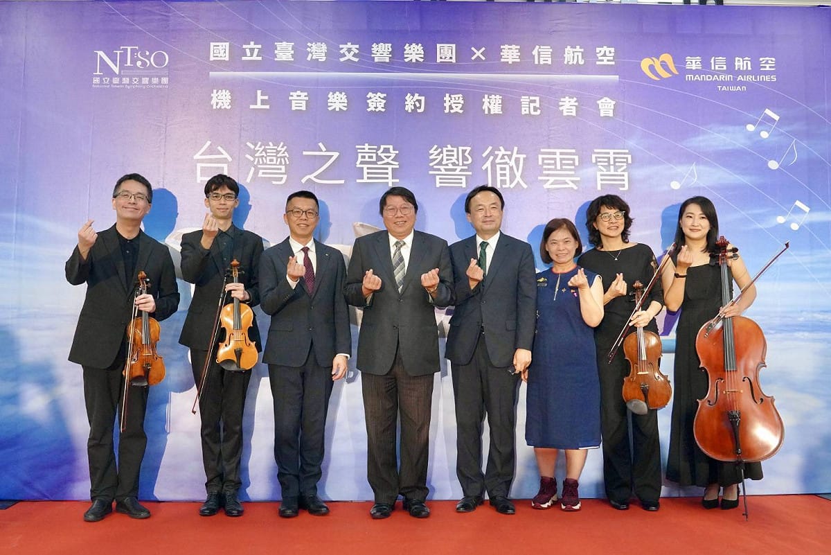 國臺交弦樂四重奏樂團首席第一小提琴張睿洲等4位知名團員，親自蒞臨松山機場現場演奏，讓大家搶先聆聽華信航空機上音樂。左3起至右：華信航空總經理莊明哲、董事長陳大鈞、國臺交團長歐陽慧剛、副團長林麗如。 圖：華信航空／提供