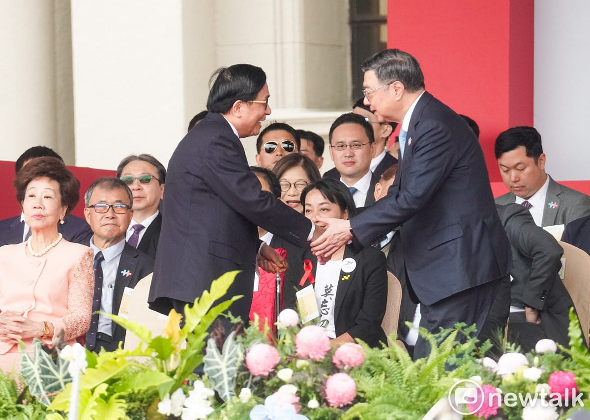 前總統陳水扁在115年國慶大會上，向行政院長卓榮泰握手致意。 圖：張良一/攝