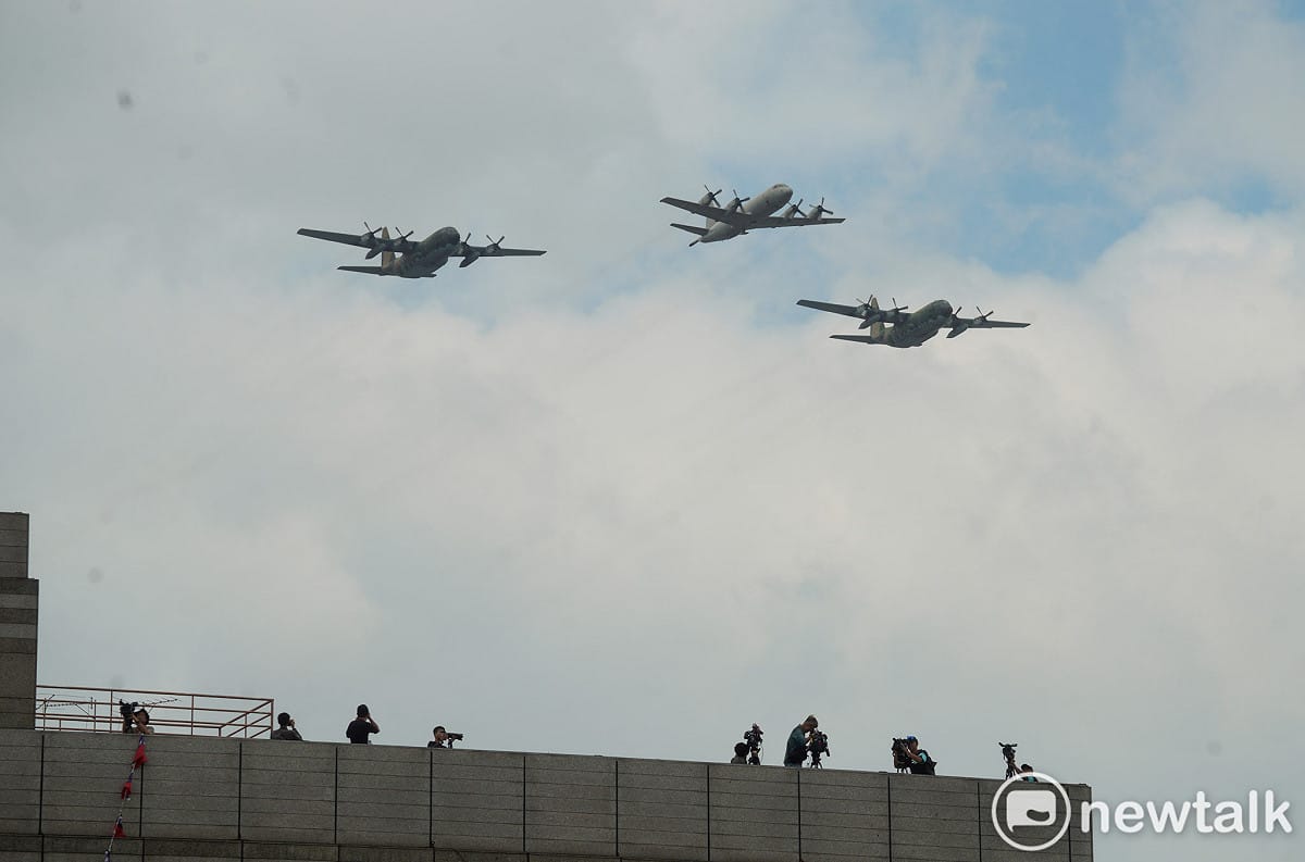 空軍P-3C反潛機、C-130運輸機在115年國慶大會中以空中分列式通過總統府上空。 圖：張良一/攝