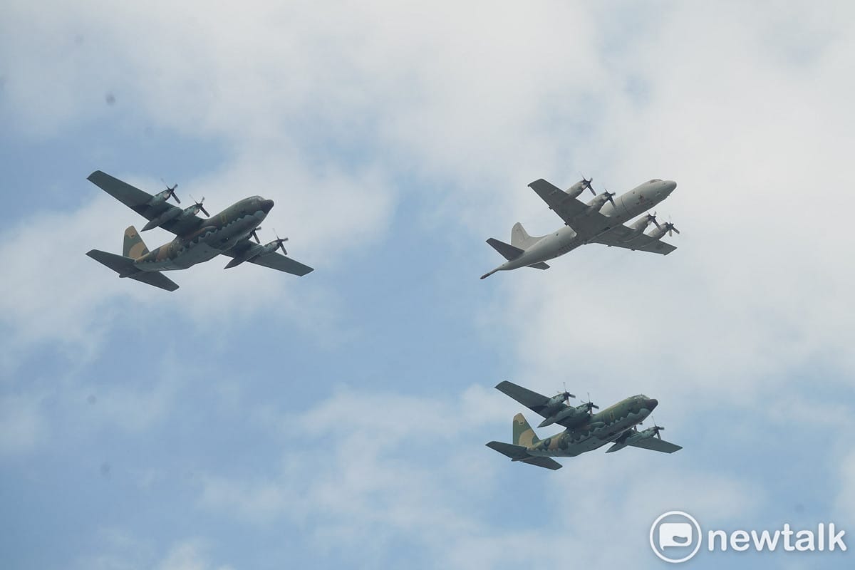 空軍P-3C反潛機、C-130運輸機在115年國慶大會中以空中分列式通過總統府上空。 圖：張良一/攝