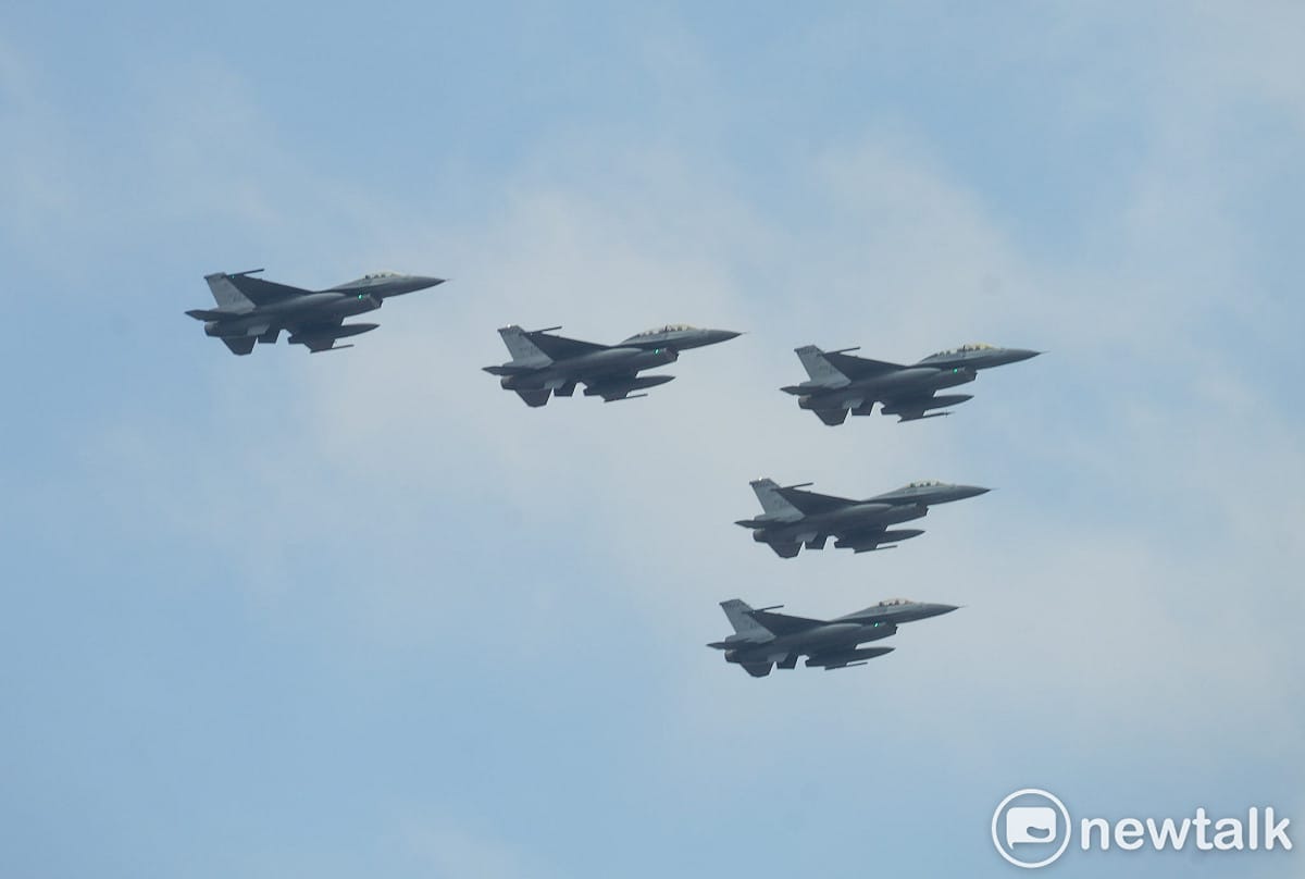 空軍F-16V戰機在115年國慶大會空中分列式以大雁隊形編隊通過總統府上空。 圖：張良一/攝